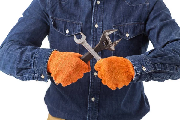 Opravář (Tvůrce) drží v ruce izolovaných na bílém pozadí nastavitelný klíč — Stock fotografie