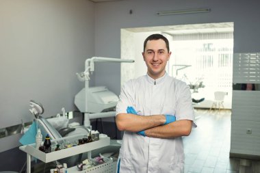 Erkek diş hekimi elleriyle ayakta tıbbi ofis arka plan üzerinde geçti. Sağlık, Meslek, stomatology ve tıp kavramı