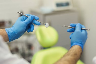 Erkek diş hekimi tıbbi ofis arka plan üzerinde araçlarıyla. Sağlık, Meslek, stomatology ve tıp kavramı