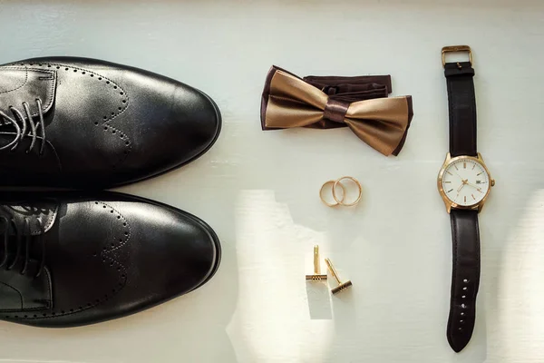 Farklı erkek aksesuarlar gibi: Ayakkabı, kol düğmeleri, saat ve yüzük - masada vardır — Stok fotoğraf