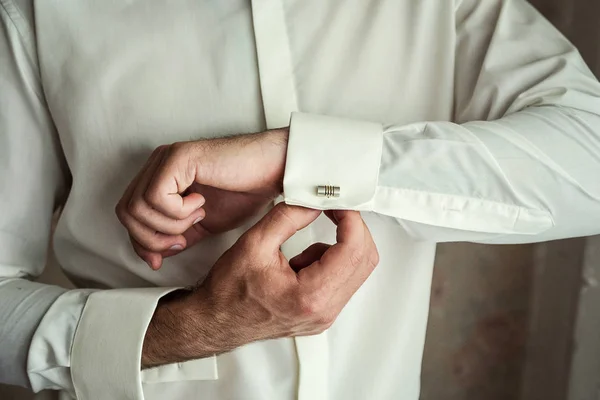 Hombre de negocios viste camisa blanca, manos masculinas primer plano, novio preparándose en la mañana antes de la ceremonia de boda — Foto de Stock