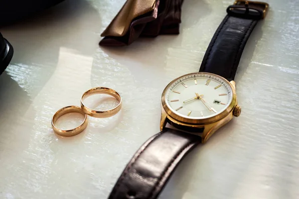 Různé Pánské doplňky jako například: obuv, manžetové knoflíčky, hodinky a prsteny - jsou na stole — Stock fotografie
