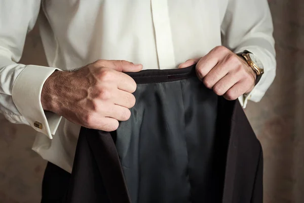 Empresário usa uma jaqueta, mãos masculinas close-up, noivo se preparando pela manhã antes da cerimônia de casamento — Fotografia de Stock