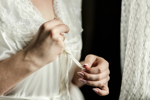 Fille attache ceinture sur sa robe debout près de la fenêtre, femme se prépare avant la cérémonie de mariage — Photo