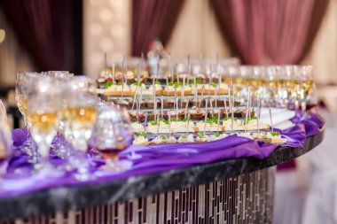 Farklı kanepeler, sandviçler, lokantada yenmeye hazır atıştırmalıklar servis edilir.