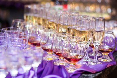 catering dışarı gözlük beyaz ve kırmızı şarap, şampanya, viski, meyve suyu ve soda tablo olay konukları için yanıyor