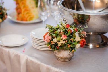 Açık büfe bir tabloda bir Vazoda Çiçekler