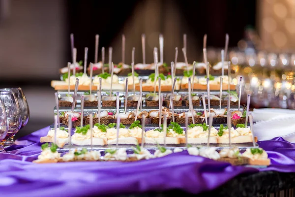 Ünnepi büfé asztal által felszolgált különböző canape, szendvicsek, snack étkezésre kész étteremben — Stock Fotó