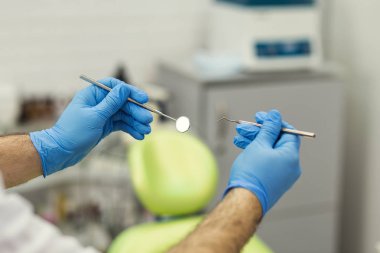 Erkek diş hekimi tıbbi ofis arka plan üzerinde araçlarıyla. Sağlık, Meslek, stomatology ve tıp kavramı