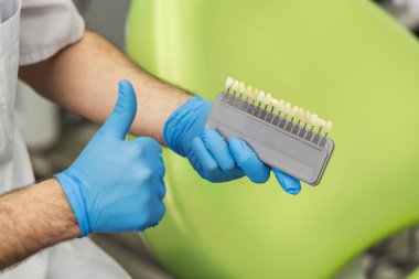 Erkek diş hekimi tıbbi ofis arka plan üzerinde araçlarıyla. Sağlık, Meslek, stomatology ve tıp kavramı