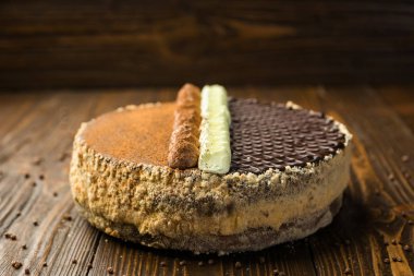 Koyu çikolata vegan kek şekerler ve ahşap backgr fındık