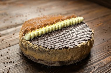 Koyu çikolata vegan kek şekerler ve ahşap backgr fındık