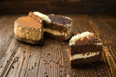 Koyu çikolata vegan kek şekerler ve ahşap backgr fındık