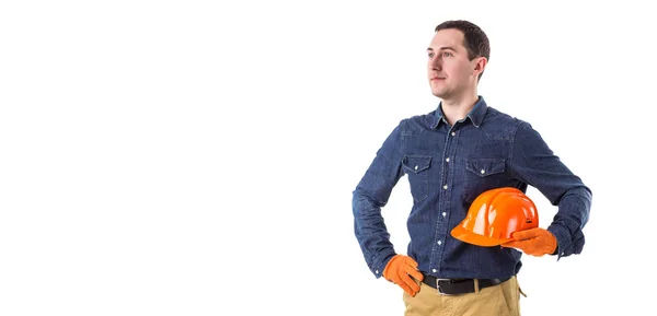 Retrato de reparador sonriente (constructor) con casco aislado sobre fondo blanco. Copiar espacio —  Fotos de Stock