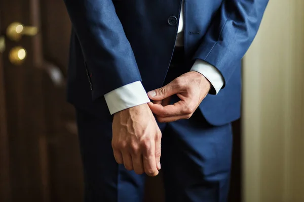 Affärsman bär en jacka, manliga händer närbild, brudgummen gör sig redo på morgonen före bröllopsceremoni — Stockfoto