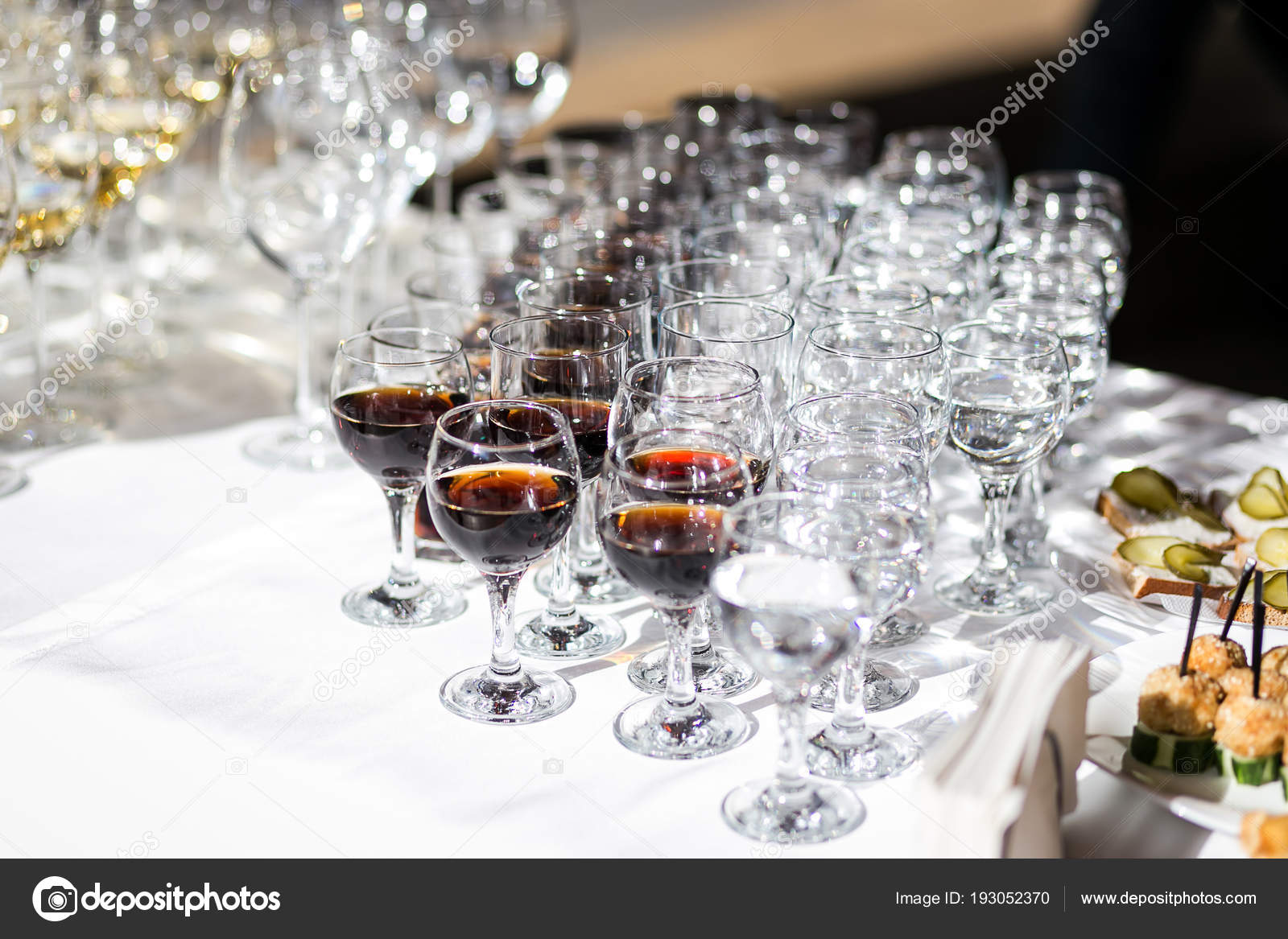 Les Vacances Les Verres De Blanc Et De Vin Rouge Champagne