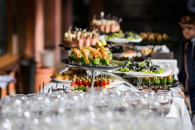 Farklı kanepeler, sandviçler, lokantada yenmeye hazır atıştırmalıklar servis edilir.