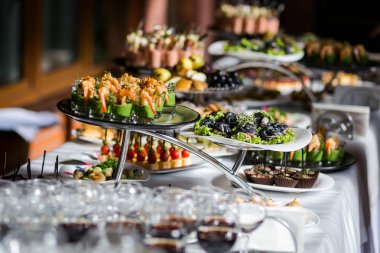 Farklı kanepeler, sandviçler, lokantada yenmeye hazır atıştırmalıklar servis edilir.