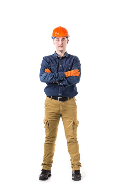 Porträt eines lächelnden Reparateurs (Bauunternehmers) im Helm isoliert auf weißem Hintergrund — Stockfoto