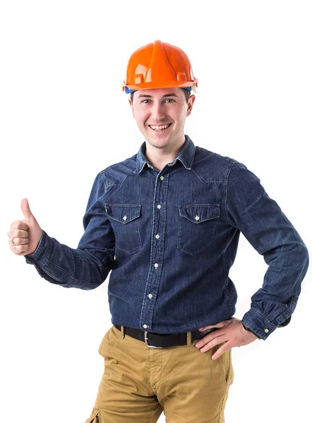 Retrato del reparador sonriente (constructor) en el gesto del casco bien aislado sobre fondo blanco — Foto de Stock