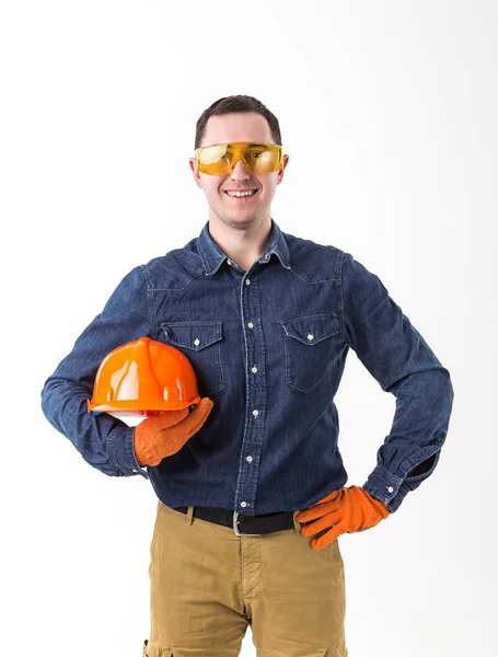 Retrato de reparador sorridente (construtor) com capacete isolado no fundo branco — Fotografia de Stock