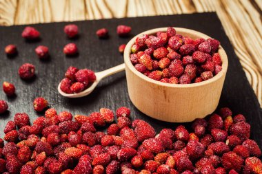 kase ahşap arka plan üzerinde kırmızı çilek