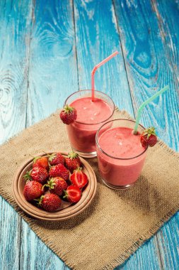 eski ahşap zemin üzerine taze çilek ile sağlıklı çilekli yoğurt