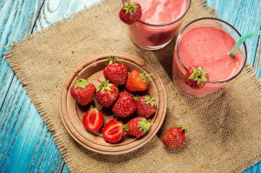 eski ahşap zemin üzerine taze çilek ile sağlıklı çilekli yoğurt