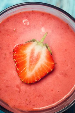 eski ahşap zemin üzerine taze çilek ile sağlıklı çilekli yoğurt