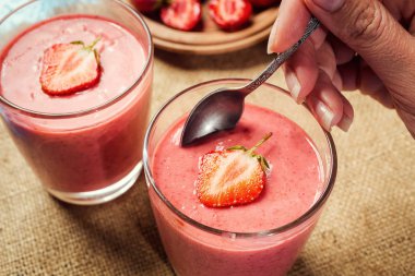 eski ahşap zemin üzerine taze çilek ile sağlıklı çilekli yoğurt