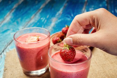 eski ahşap zemin üzerine taze çilek ile sağlıklı çilekli yoğurt