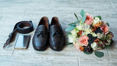 Farklı erkek aksesuarlar gibi: Ayakkabı, kemer ve smartphone - masada vardır