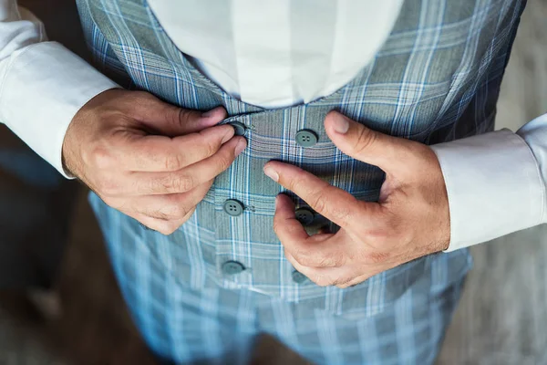 Empresario lleva un chaleco, manos masculinas primer plano, novio preparándose en la mañana antes de la ceremonia de boda — Foto de Stock