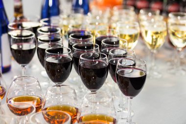 catering dışarı gözlük beyaz ve kırmızı şarap, şampanya, viski, meyve suyu ve soda tablo olay konukları için yanıyor
