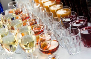 catering dışarı gözlük beyaz ve kırmızı şarap, şampanya, viski, meyve suyu ve soda tablo olay konukları için yanıyor