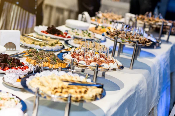 Ünnepi büfé asztal által felszolgált különböző canape, szendvicsek, snack étkezésre kész étteremben — Stock Fotó