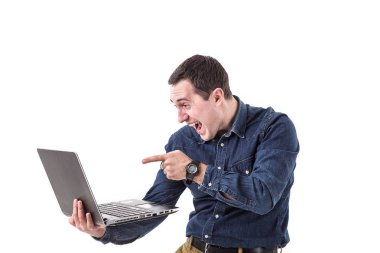 bir dizüstü bilgisayar elinde tutan ve beyaz arka plan üzerinde izole arkadaş grubu skype'takonuşurken genç programcı (adam). Kopya alanı