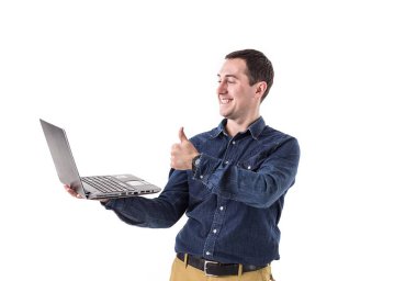 bir dizüstü bilgisayar elinde tutan ve beyaz arka plan üzerinde izole arkadaş grubu skype'takonuşurken genç programcı (adam). Kopya alanı