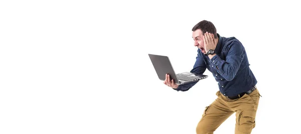 Молодой программист (мужчина) держит в руках ноутбук и разговаривает по скайпу с друзьями, изолированными на белом фоне. Копирование пространства — стоковое фото