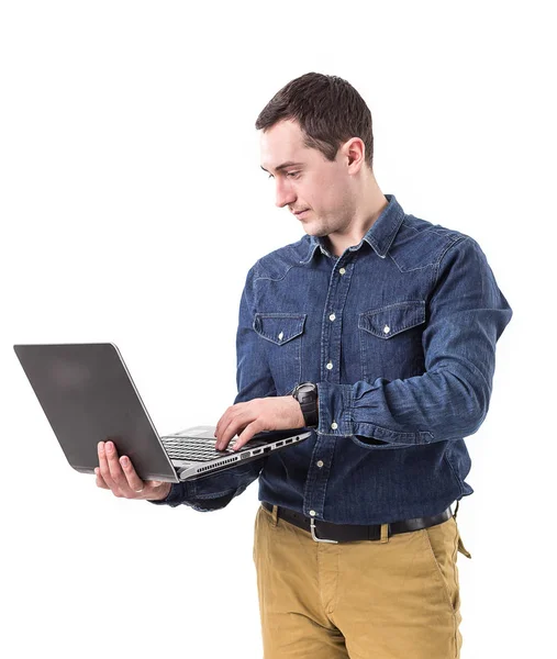 Jeune programmeur tenant un ordinateur portable dans des mains isolées sur fond blanc. Espace de copie — Photo