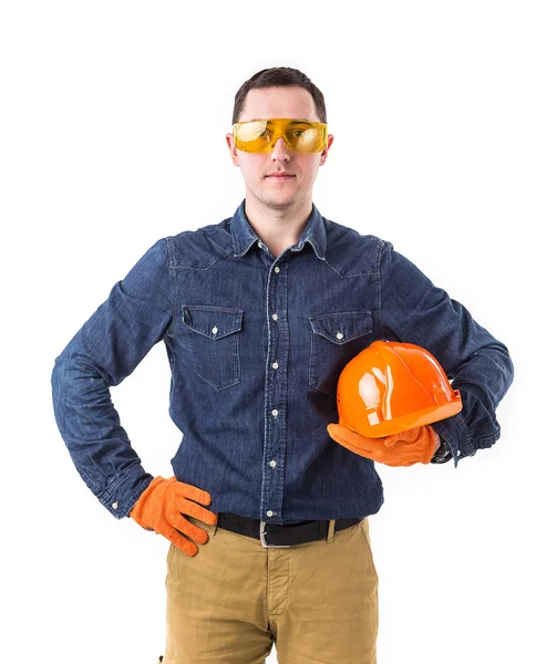 Porträt eines lächelnden Reparateurs (Bauunternehmers) mit Helm auf weißem Hintergrund — Stockfoto