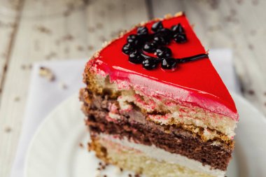 meyve jöle tahta arka plan ile sünger kek