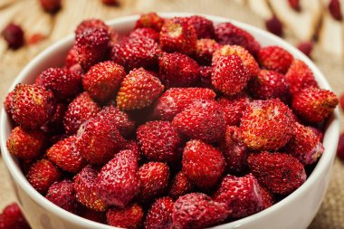 kase ahşap arka plan üzerinde kırmızı çilek