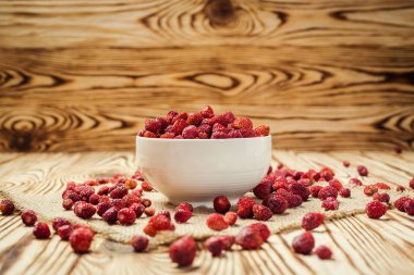 kase ahşap arka plan üzerinde kırmızı çilek