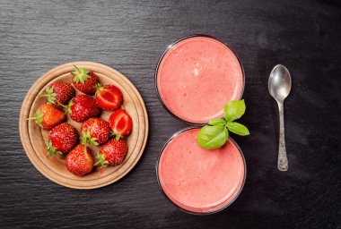 taş zemin üzerine taze çilek ile sağlıklı çilekli yoğurt