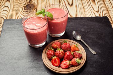 eski ahşap zemin üzerine taze çilek ile sağlıklı çilekli yoğurt