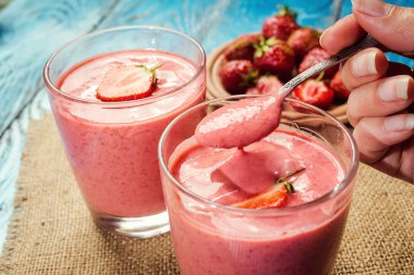 eski ahşap backg üzerinde taze çilek ile sağlıklı çilekli yoğurt