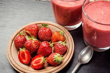 taş zemin üzerine taze çilek ile sağlıklı çilekli yoğurt