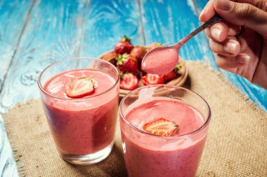 eski ahşap zemin üzerine taze çilek ile sağlıklı çilekli yoğurt