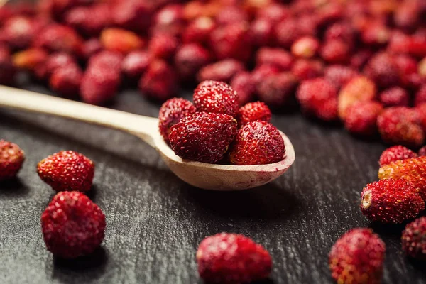 Taze toplanmış çileklerin geçmişi